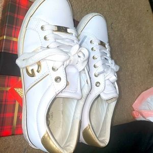 guess/ michael kors white and gold shoes